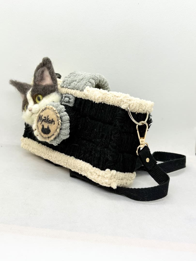 A猫　羊毛フェルトと毛糸の黒白猫カメラ型ショルダーバッグ【ハンドメイド 猫
