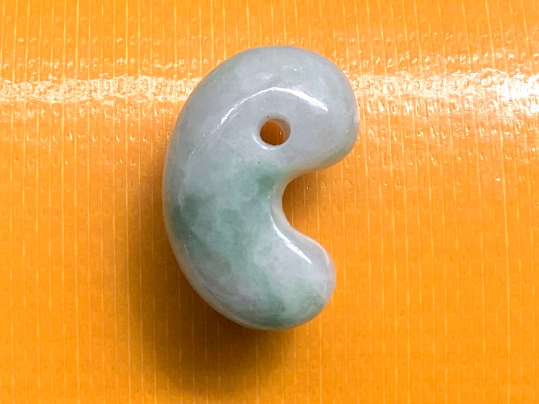 ⭕️高品質の縁起良い勾玉を　糸魚川翡翠ジェダイト　本物の色彩　鑑定ソーティング付‼️