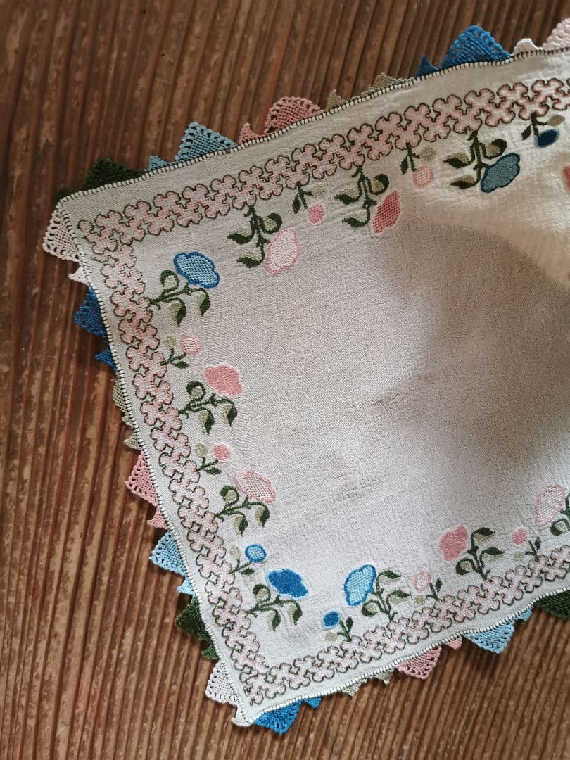 アンティーク 美しい花とモザイク色糸刺繍 シルククロス トライアングルレース装飾