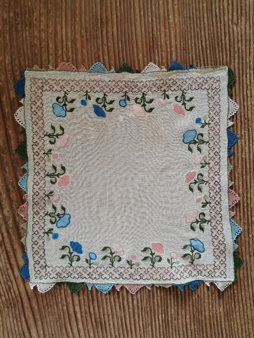 アンティーク 美しい花とモザイク色糸刺繍 シルククロス トライアングルレース装飾