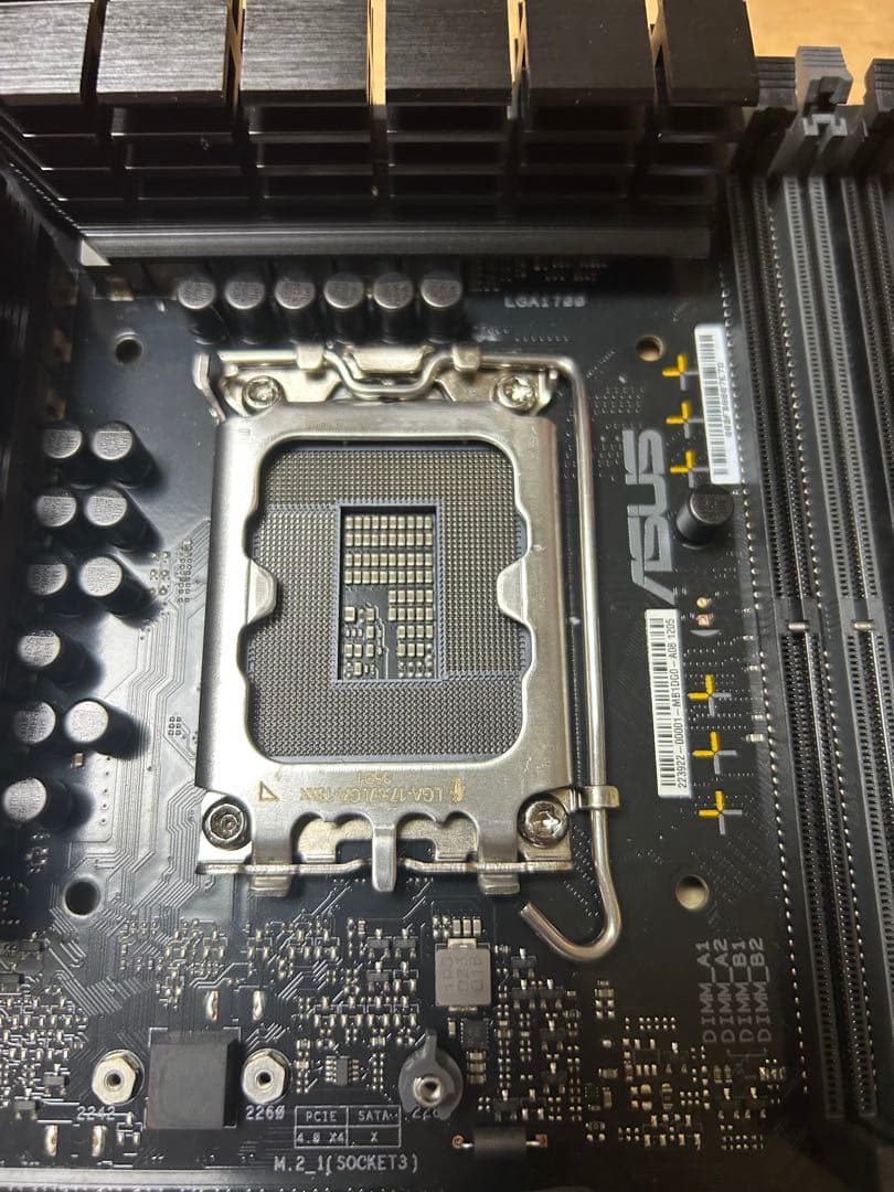 ASUS TUF GAMING B760M-PLUS WIFI D4 本体