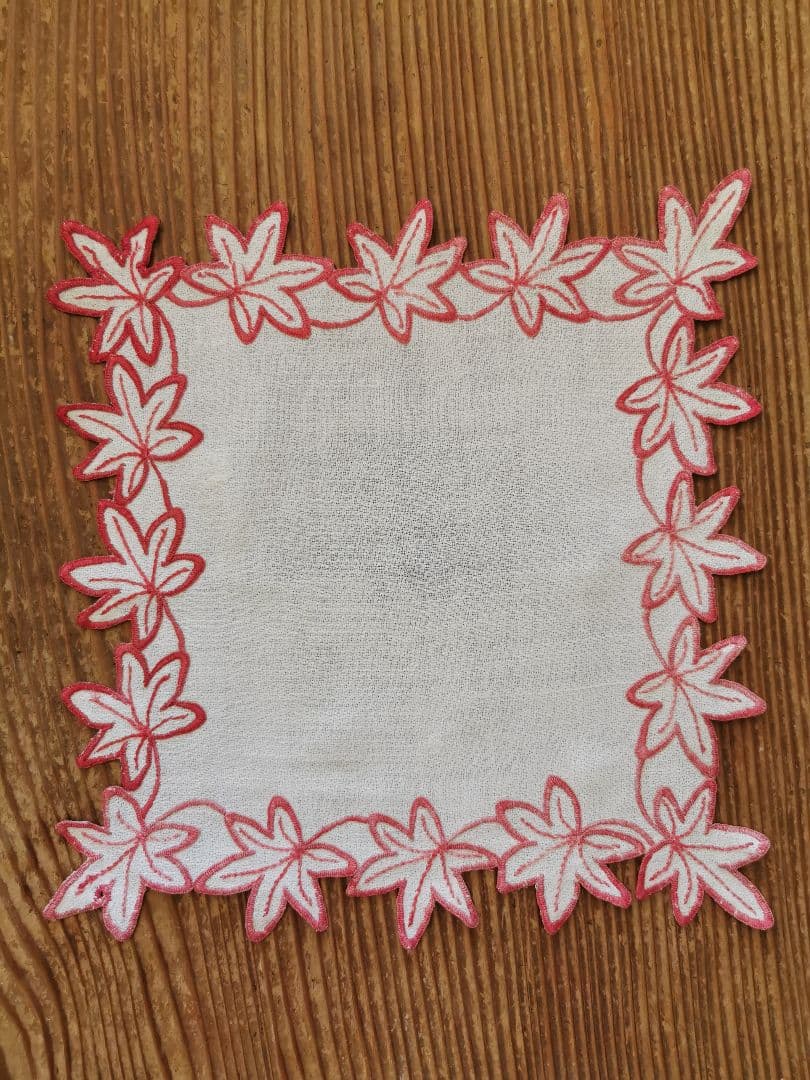 アンティークフランス カットワーク 楓赤糸刺繍 メープル縮緬風ドイリー 補修跡有