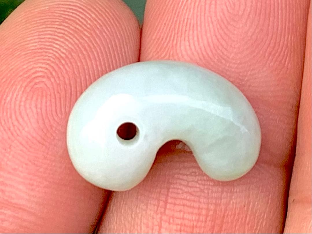 ✳神様からの贈り物‼️糸魚川翡翠ジェダイト　鑑定ソーティング付　綺麗な肌目色の勾玉