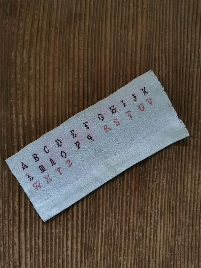 アンティークリネン アルファベットサンプラー イニシャル手刺繍 リバティ生地付