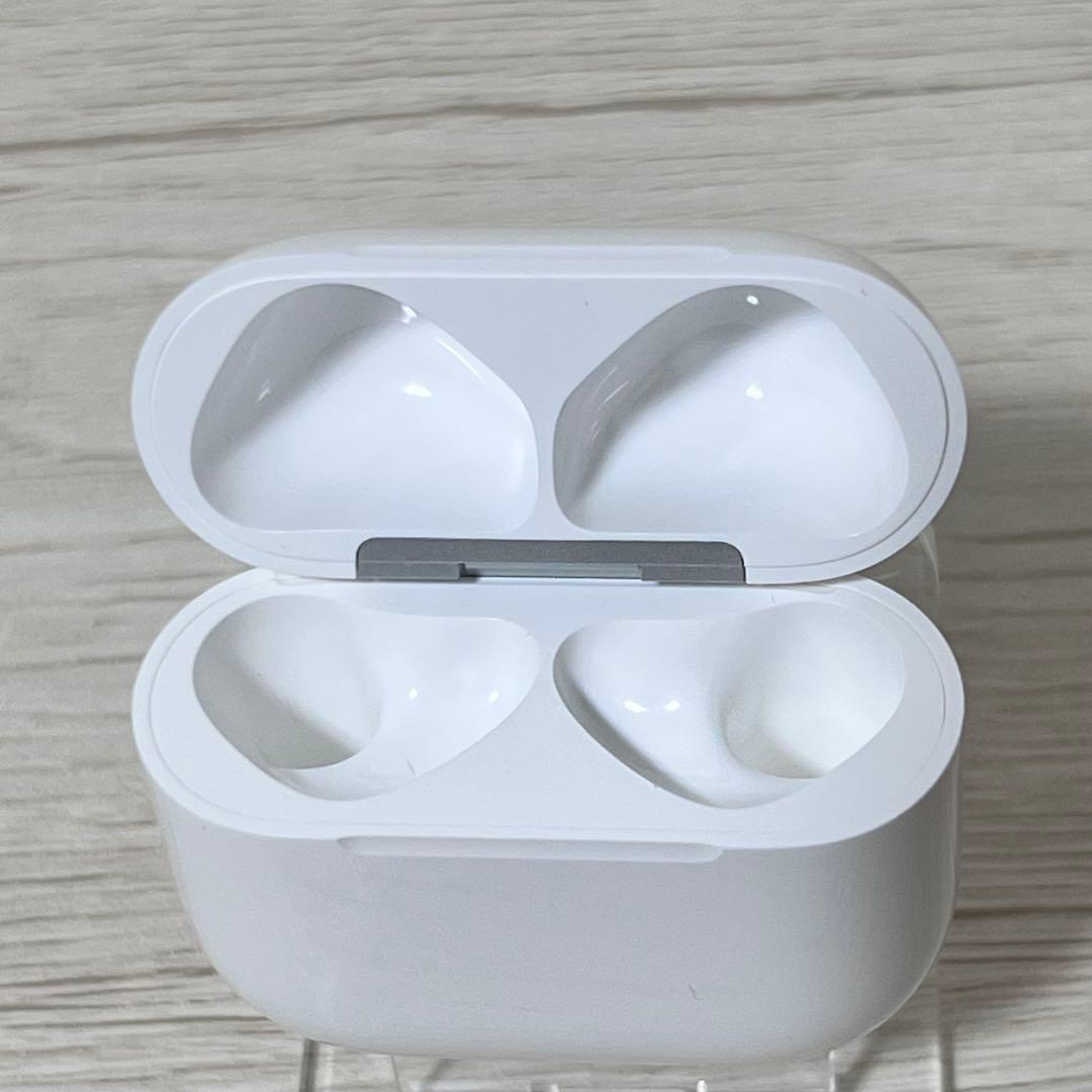 ✨極美品✨AirPods 4世代 ノイズキャンセリング無し ケースのみ 消毒済