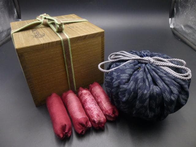 楽吉左衛門　十一代　慶入　赤茶碗／共箱／銘「絹雲」／裏千家十三代　円能斎極め箱