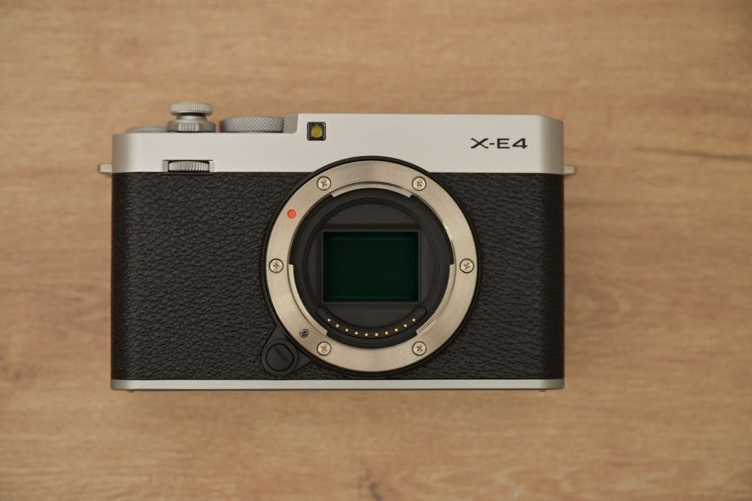 FUJIFILM X-E4 ボディ シルバー（アクセサリー付属）