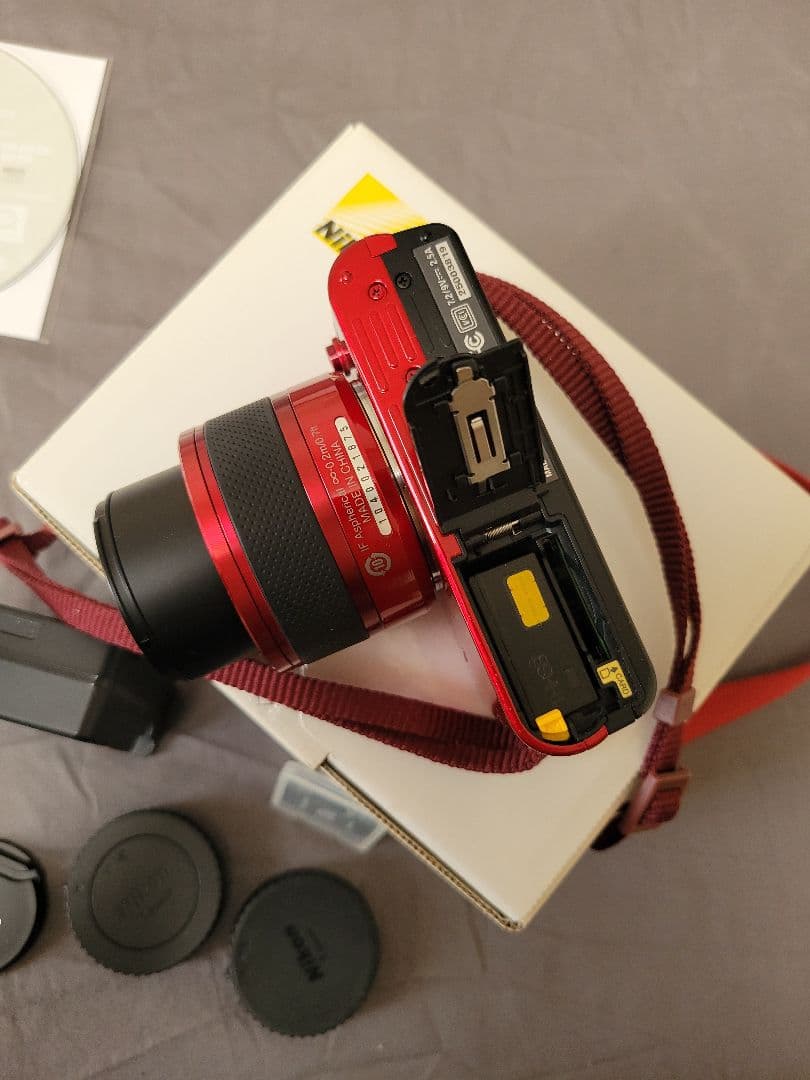 Nikon 1 J1 レッド ミラーレスカメラ