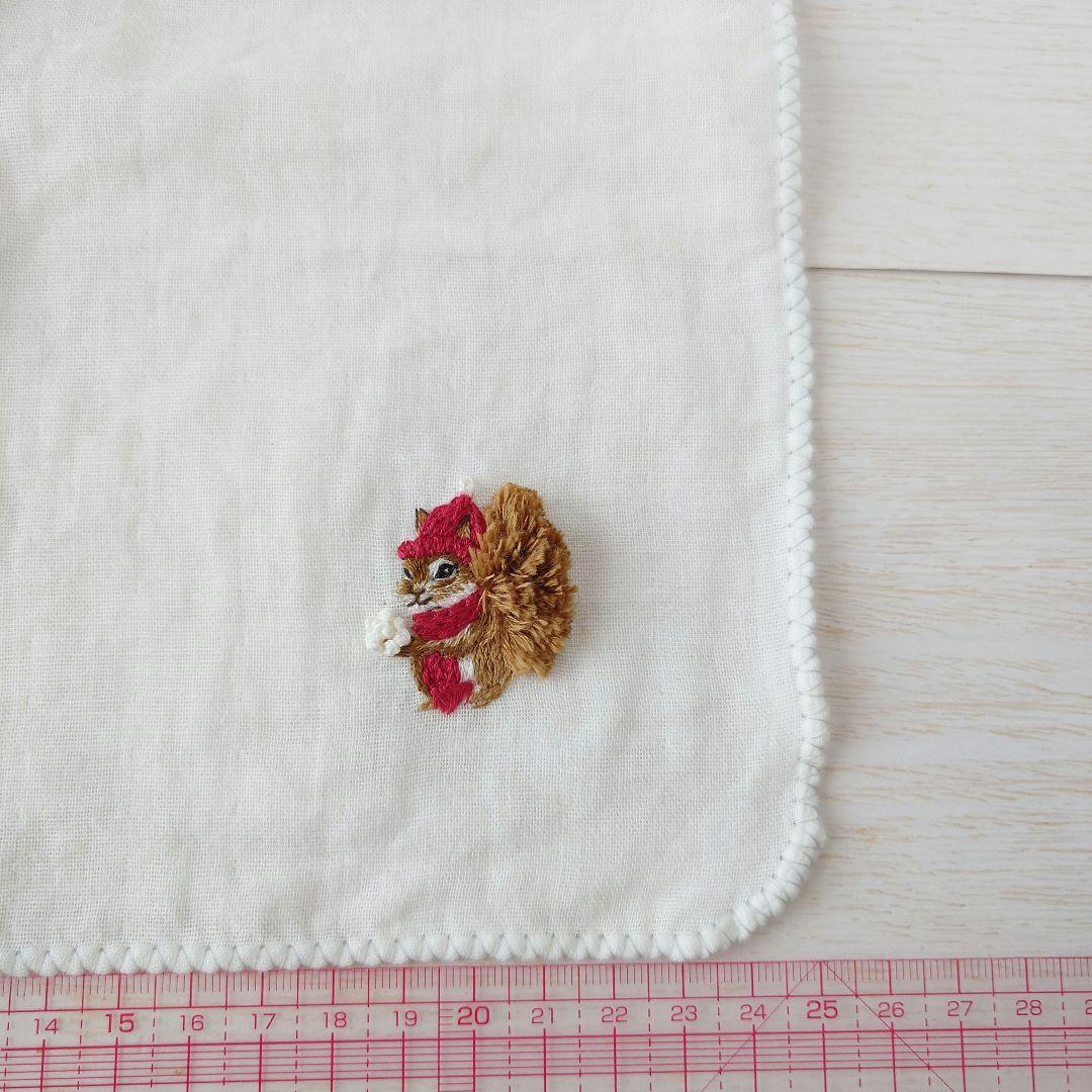手刺繍入ちっちゃな ガーゼハンカチ【寒がりりす君と雪】