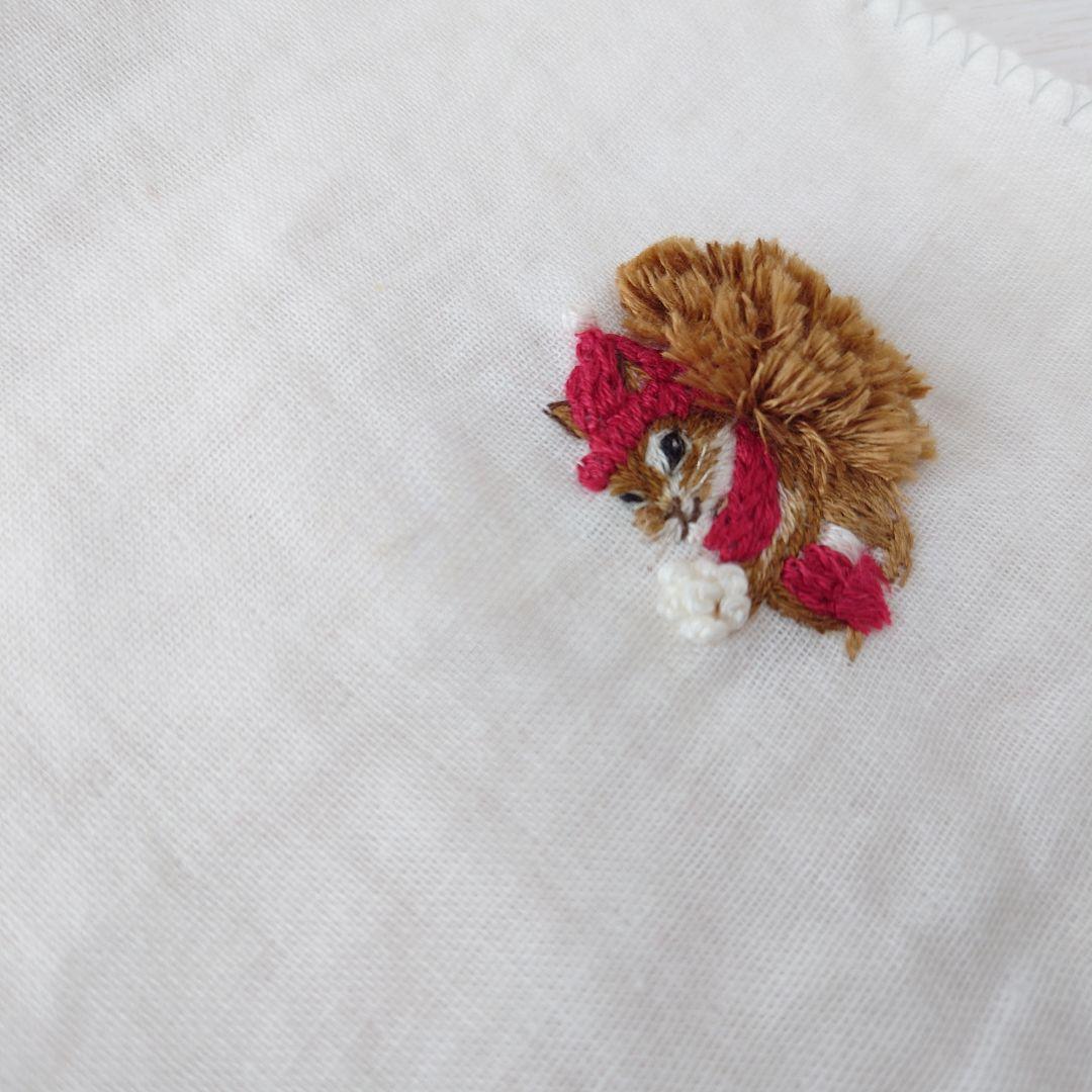 手刺繍入ちっちゃな ガーゼハンカチ【寒がりりす君と雪】