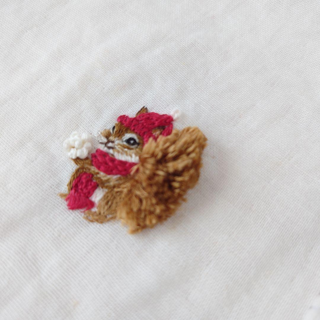 手刺繍入ちっちゃな ガーゼハンカチ【寒がりりす君と雪】