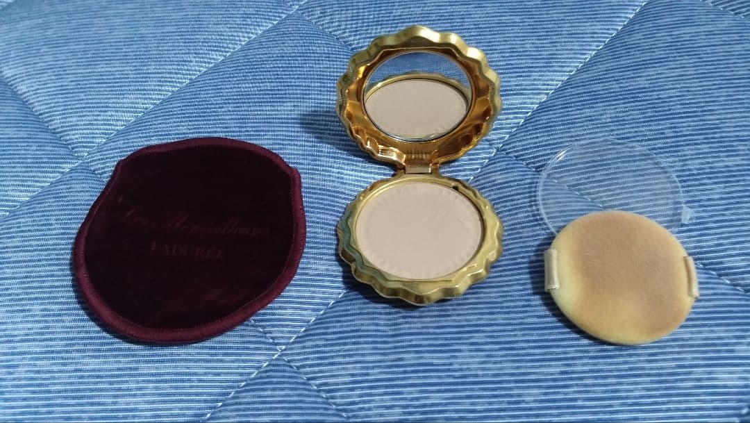 LADUREE　貝殻　シェル　ファンデーション　コンパクト