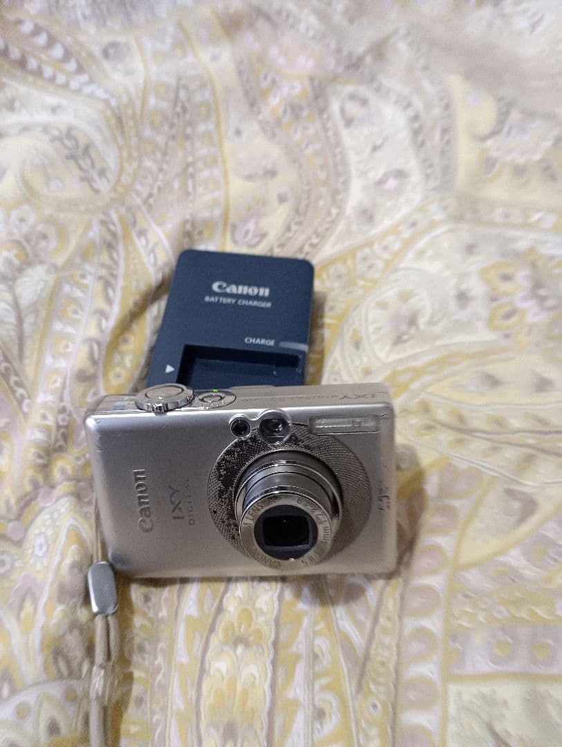 Canon IXY DIGITAL 55 本体と充電器