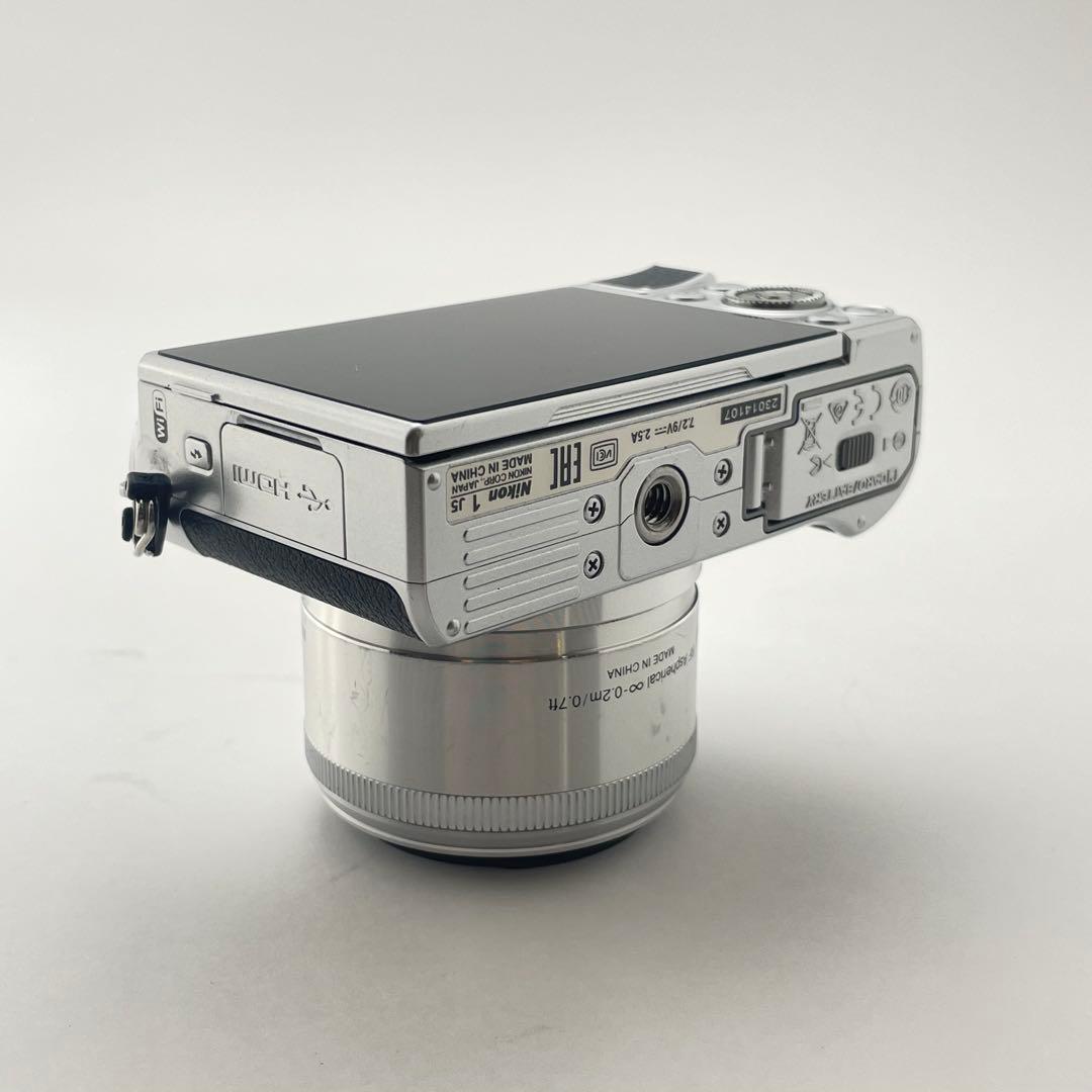 【美品・返品保証】Nikon1 J5シルバー18.5mm 単焦点標準レンズキット