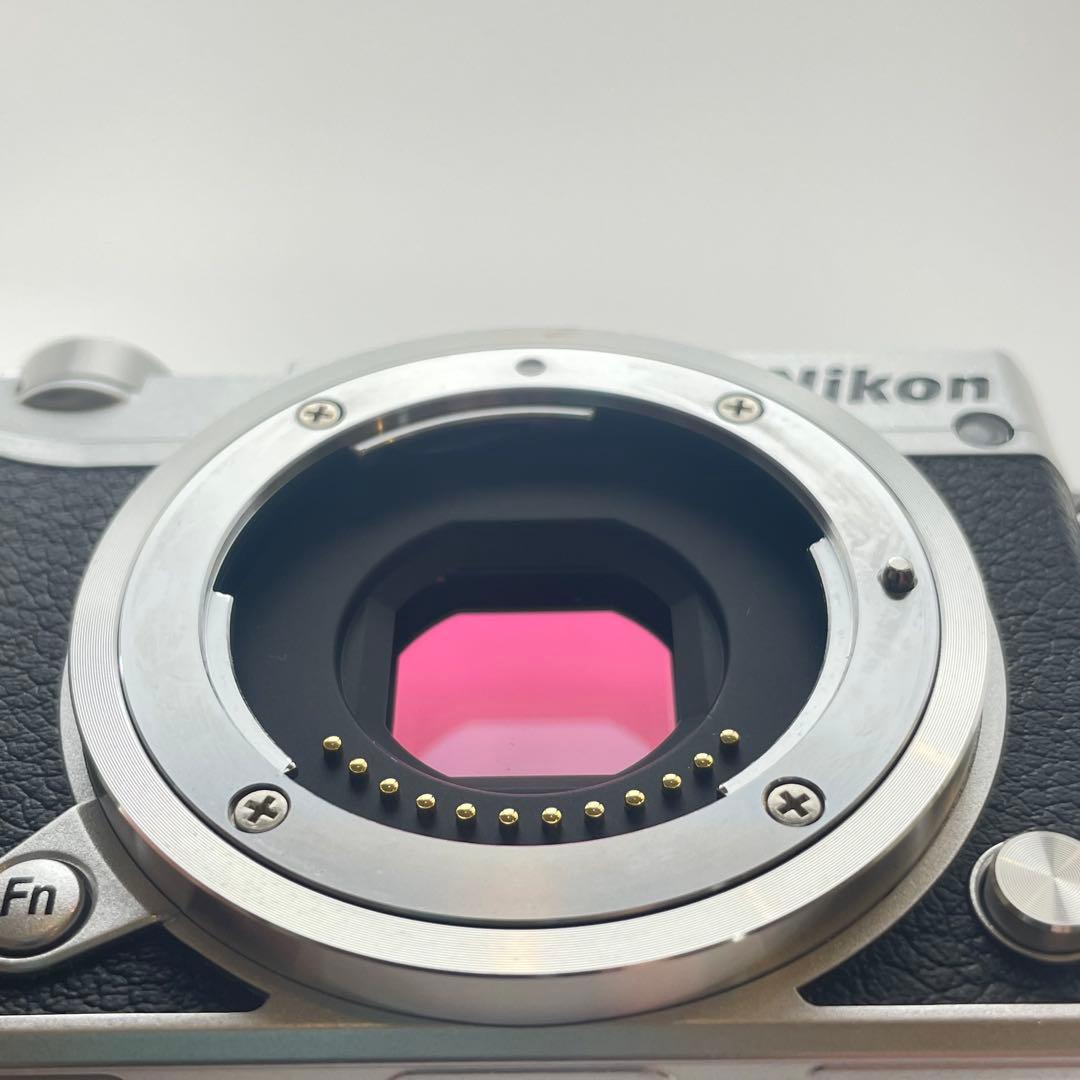 【美品・返品保証】Nikon1 J5シルバー18.5mm 単焦点標準レンズキット