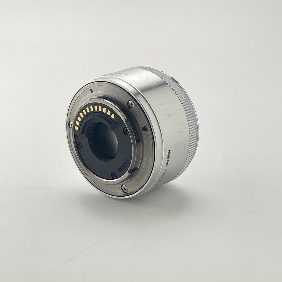 【美品・返品保証】Nikon1 J5シルバー18.5mm 単焦点標準レンズキット