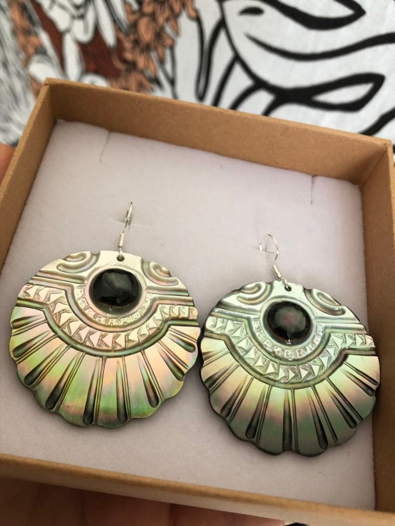 タヒチ産　黒蝶貝彫刻ピアス
