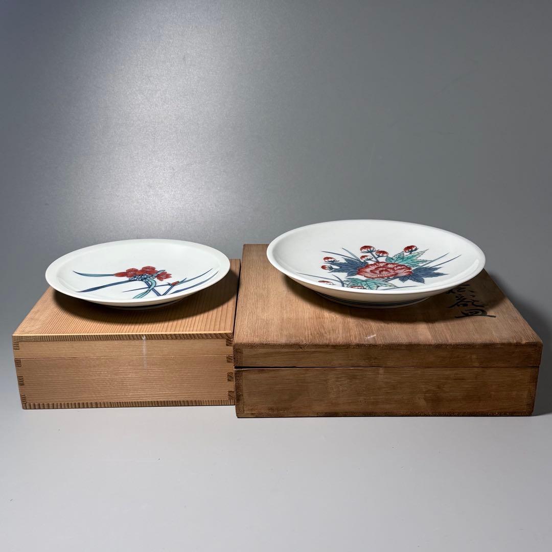 人間国宝　今右衛門　錦　牡丹絵皿　露草絵皿　共箱　二枚まとめて　皿立て二個付