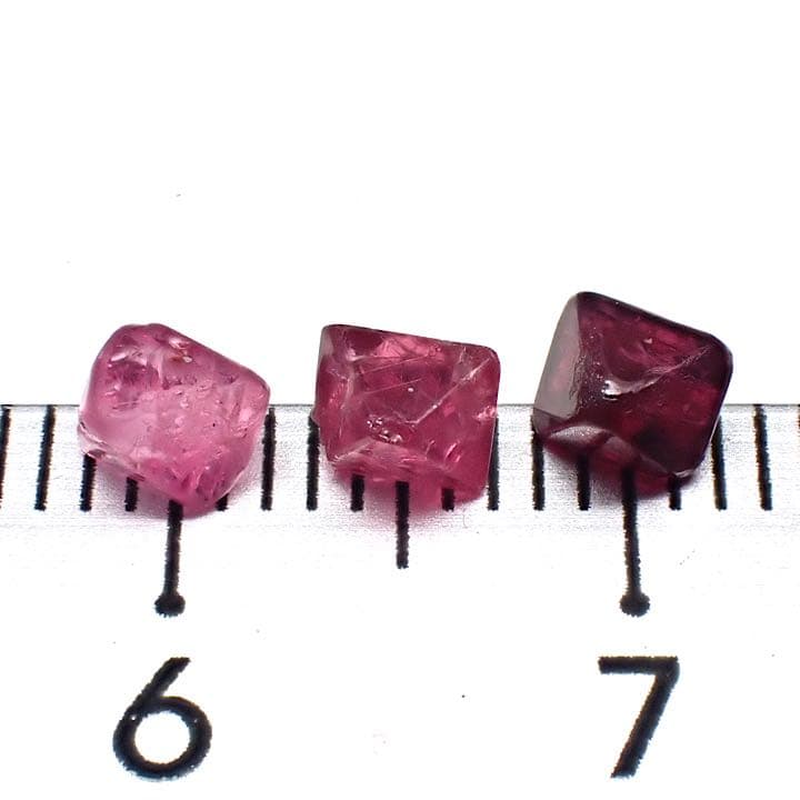 【ミャンマー(モゴック)産】スピネル結晶3色セット