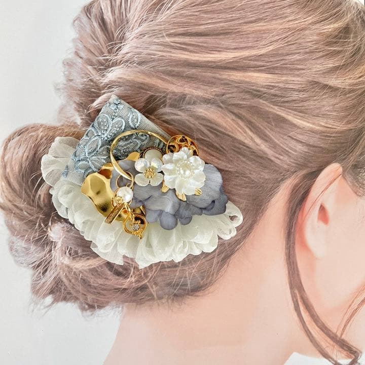 ハンドメイド　大ぶり♡水色刺繍リボンとゴールドパーツの華やかヘアアクセサリー♡