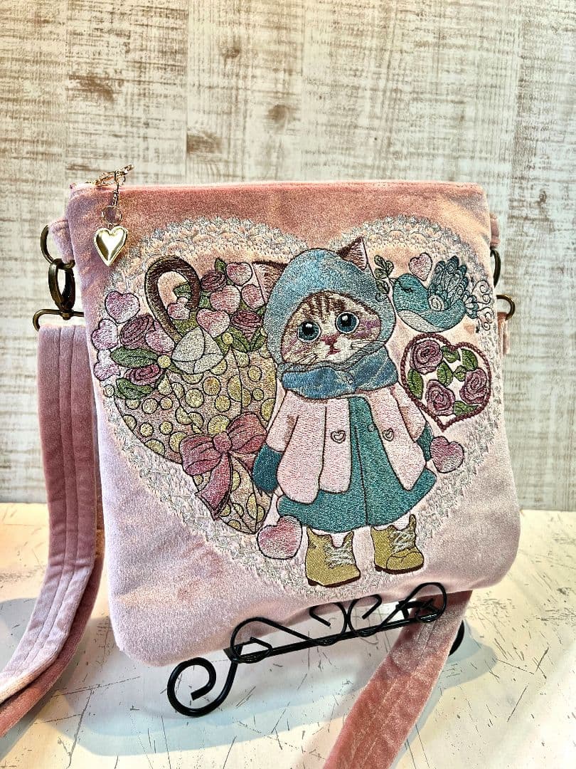 ベビーピンクベロア生地♡刺繍のショルダーバッグ♡サコッシュ♡フード猫ちゃん