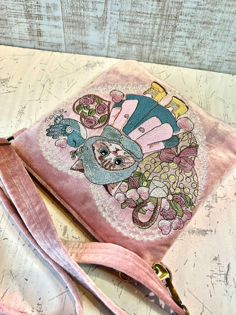 ベビーピンクベロア生地♡刺繍のショルダーバッグ♡サコッシュ♡フード猫ちゃん