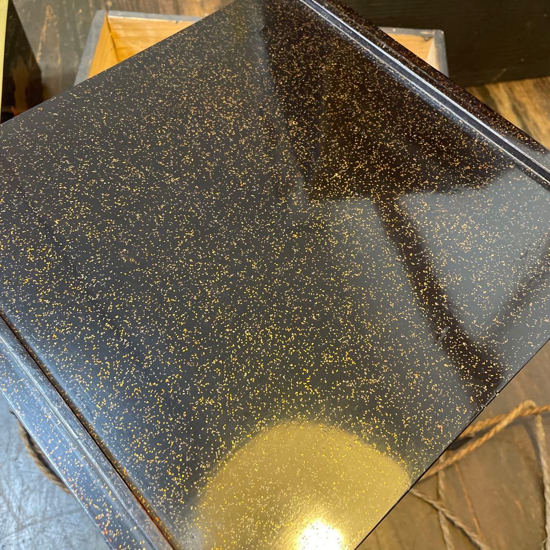 重箱　漆器 伝統的な金箔装飾 黒赤