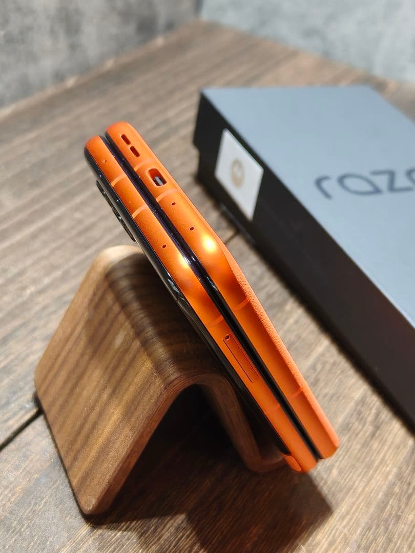 新品同様品 Motorola razr 50 512GB SIMフリー スマホ
