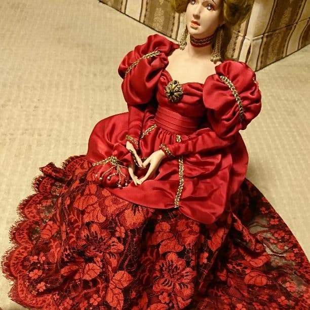 早い者勝ち！レア物！イングランド製！豪華なドレスを着たお人形！