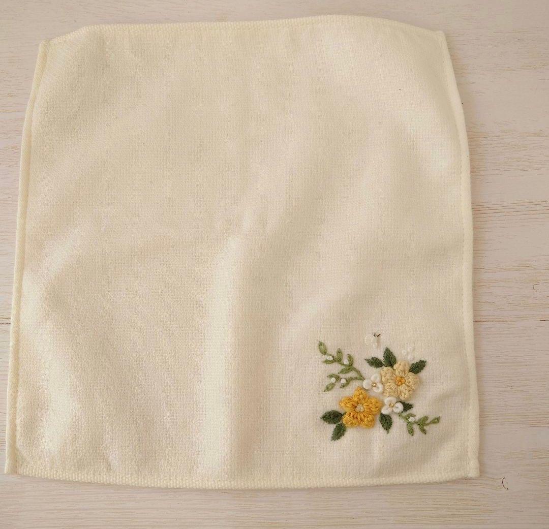 手刺繍入ちっちゃな タオルハンカチ【黄色いお花】