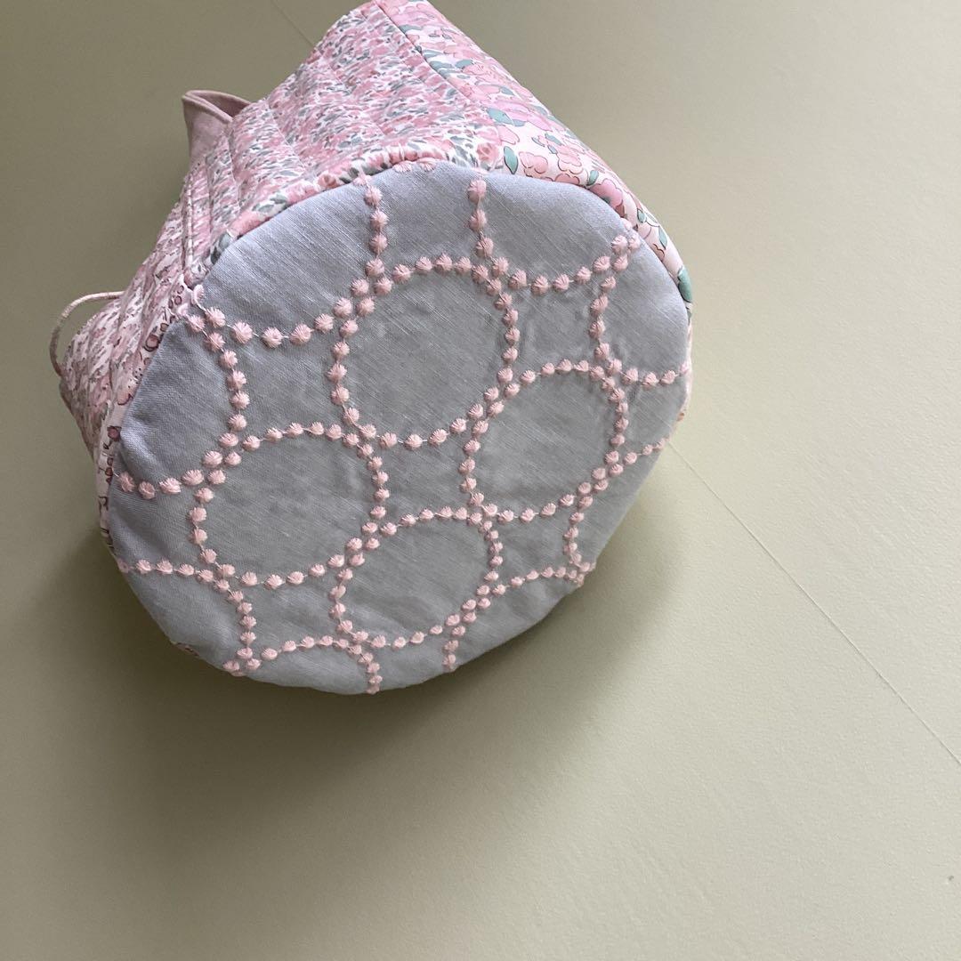 スリムなリバティハギレのふんわり丸底巾着バッグ　ハンドメイド