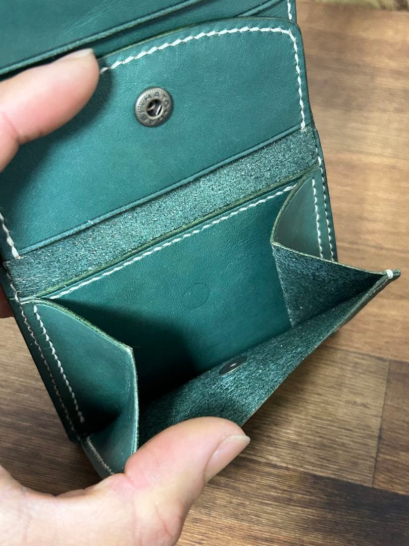 ヌメ革　二つ折り財布　グリーン染め