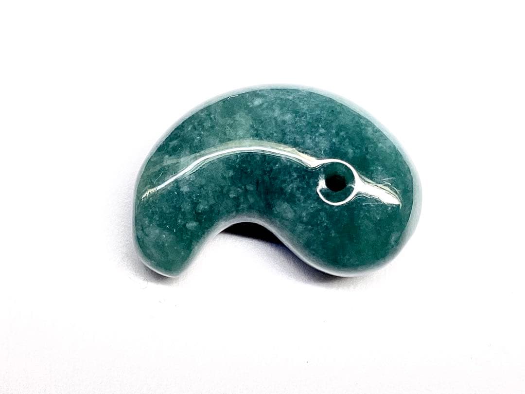 ✳糸魚川青緑コン沢翡翠　吉祥文様*白雪輪入り　一生物　鑑定機関鑑別書付　御守りに