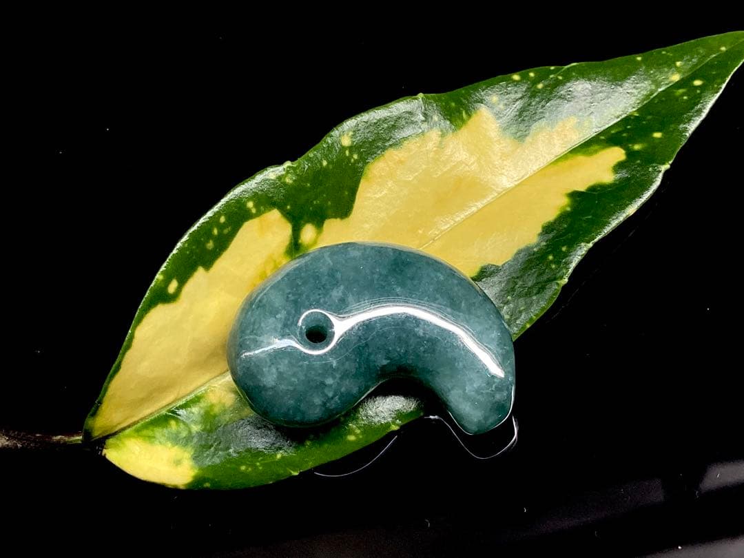 ✳糸魚川青緑コン沢翡翠　吉祥文様*白雪輪入り　一生物　鑑定機関鑑別書付　御守りに