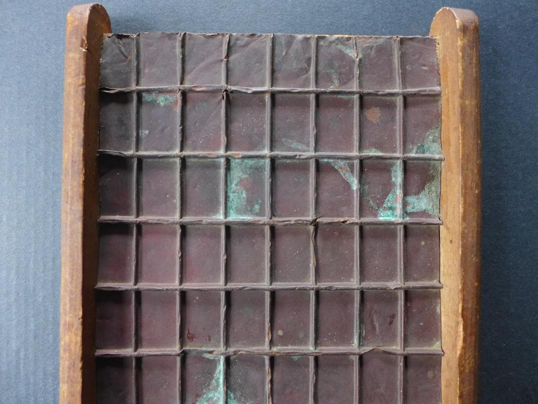 珍品　時代物　江戸・天保年間　一分判金？銭枡　木製　10x8個枡　骨董