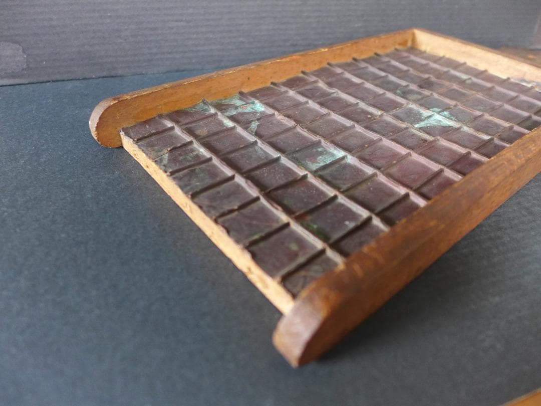 珍品　時代物　江戸・天保年間　一分判金？銭枡　木製　10x8個枡　骨董
