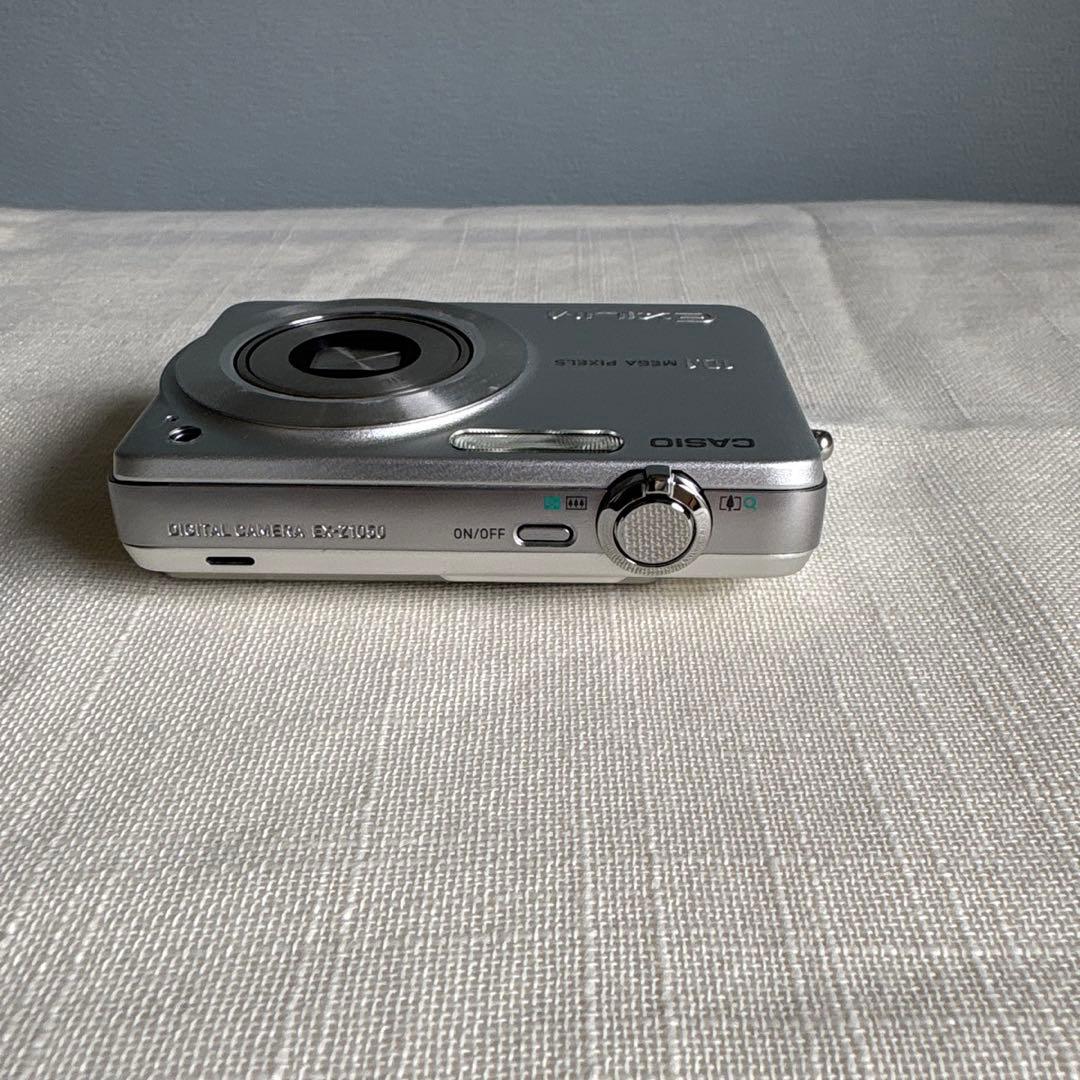CASIO EXILIM (カシオ　エクシリム) EX-Z1050 シルバー