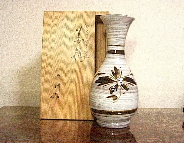 京焼・清水焼　八木一艸 作　刷毛目　草華紋　花瓶　無傷　共箱　保証。