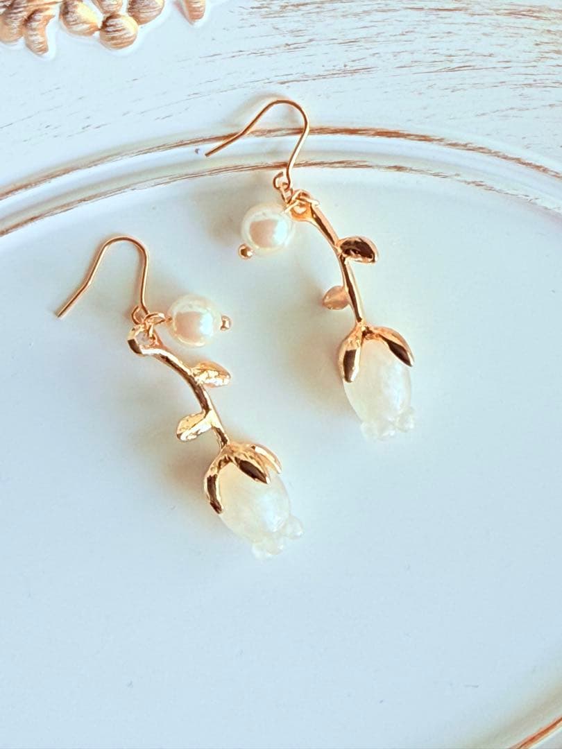 85：白いお花のピアス　ハンドメイド