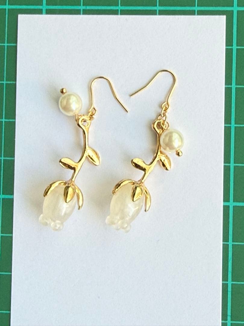 85：白いお花のピアス　ハンドメイド