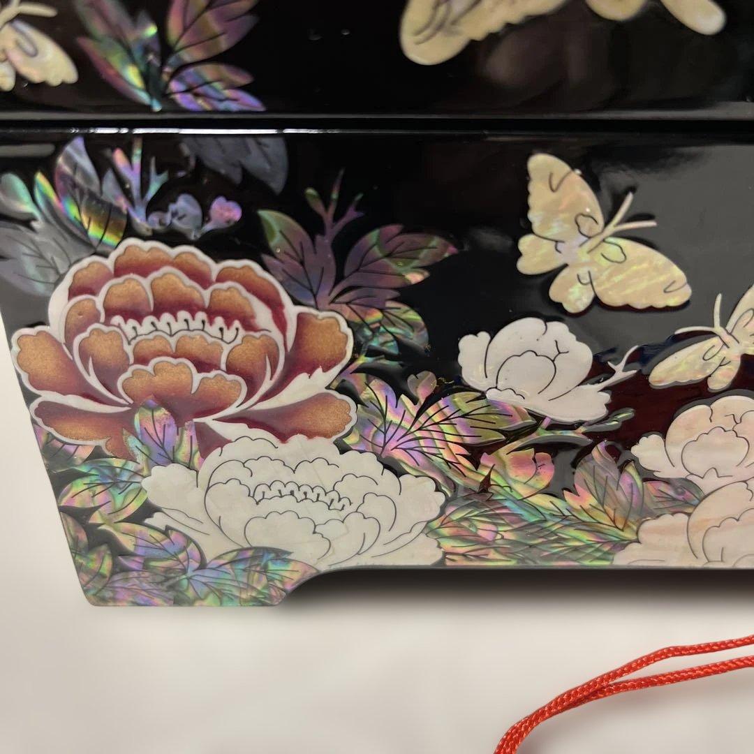 貝殻細工の黒い装飾箱（宝石箱）鍵付
