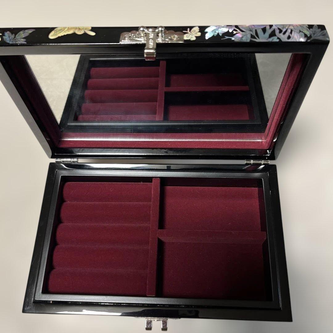 貝殻細工の黒い装飾箱（宝石箱）鍵付