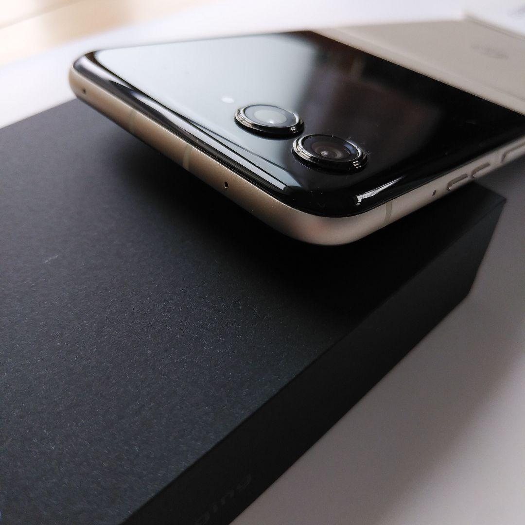 【使用期間短く、美品です】motorola razr 50s