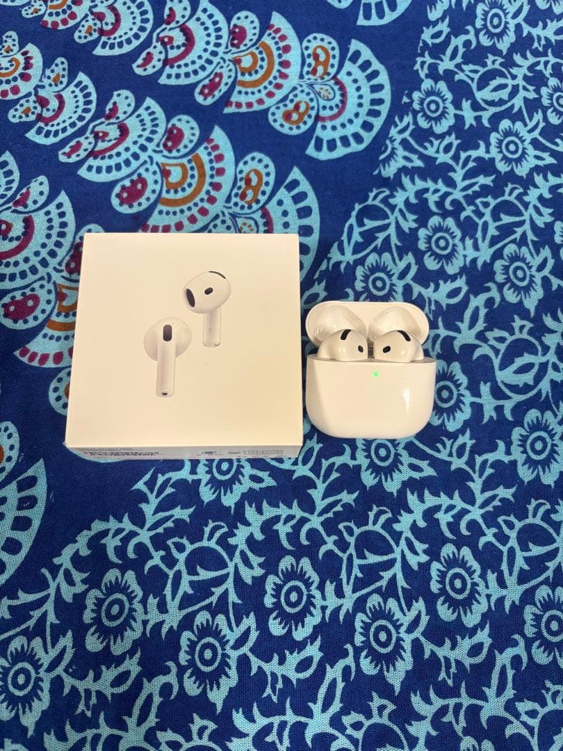 AirPods 4 本体 ホワイト ノイズキャンセリング付き　元箱付き