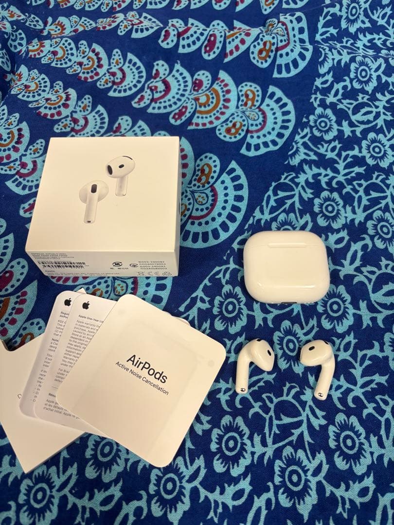 AirPods 4 本体 ホワイト ノイズキャンセリング付き　元箱付き