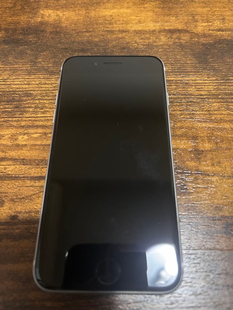 iPhone se 第二世代　スマートフォン本体のみ　ホワイト