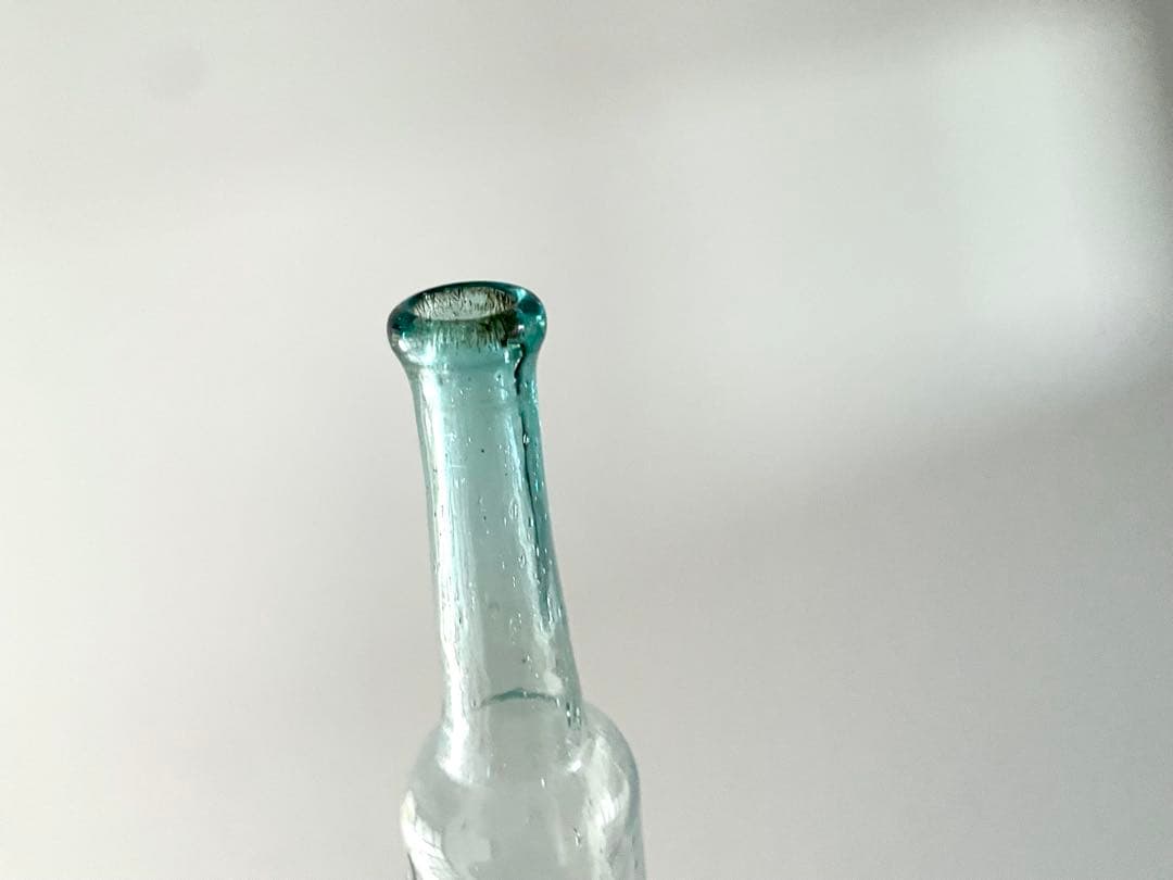 1700年代 フランス　薄いグリーンの香水瓶　手吹き　アンティーク 古道具 A