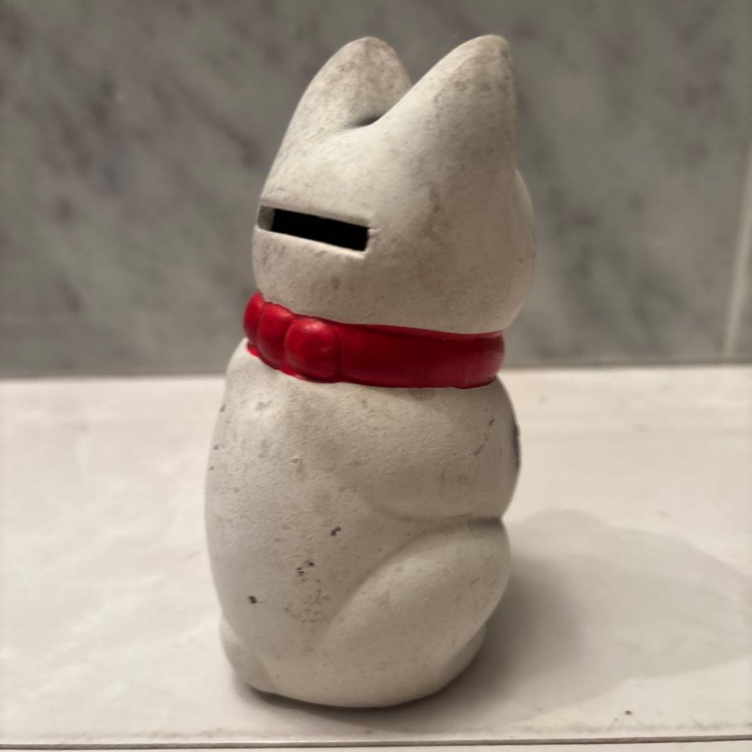 ヴィンテージ手描きの瞳が可愛いく手彫りで眉毛やおヒゲが削られて形取られた招き猫