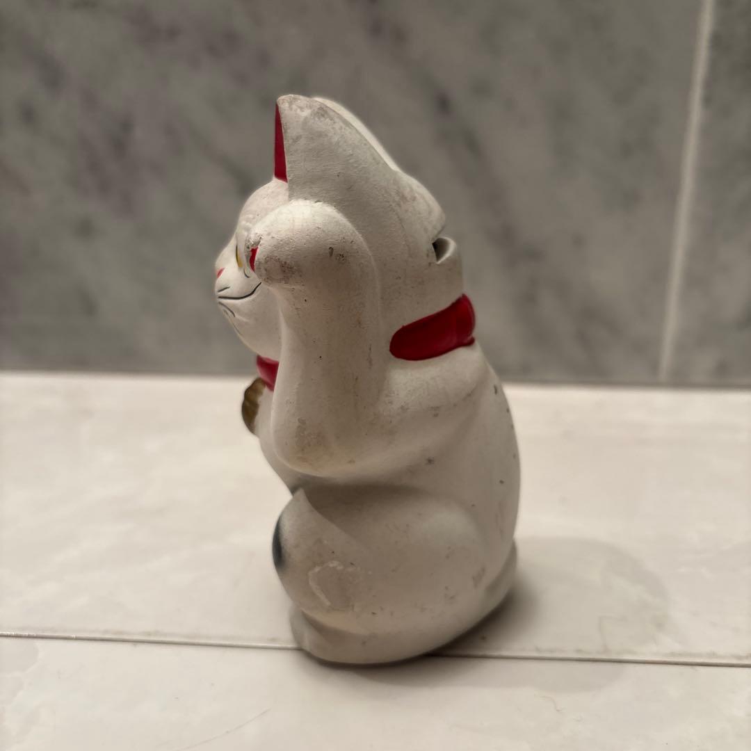 ヴィンテージ手描きの瞳が可愛いく手彫りで眉毛やおヒゲが削られて形取られた招き猫