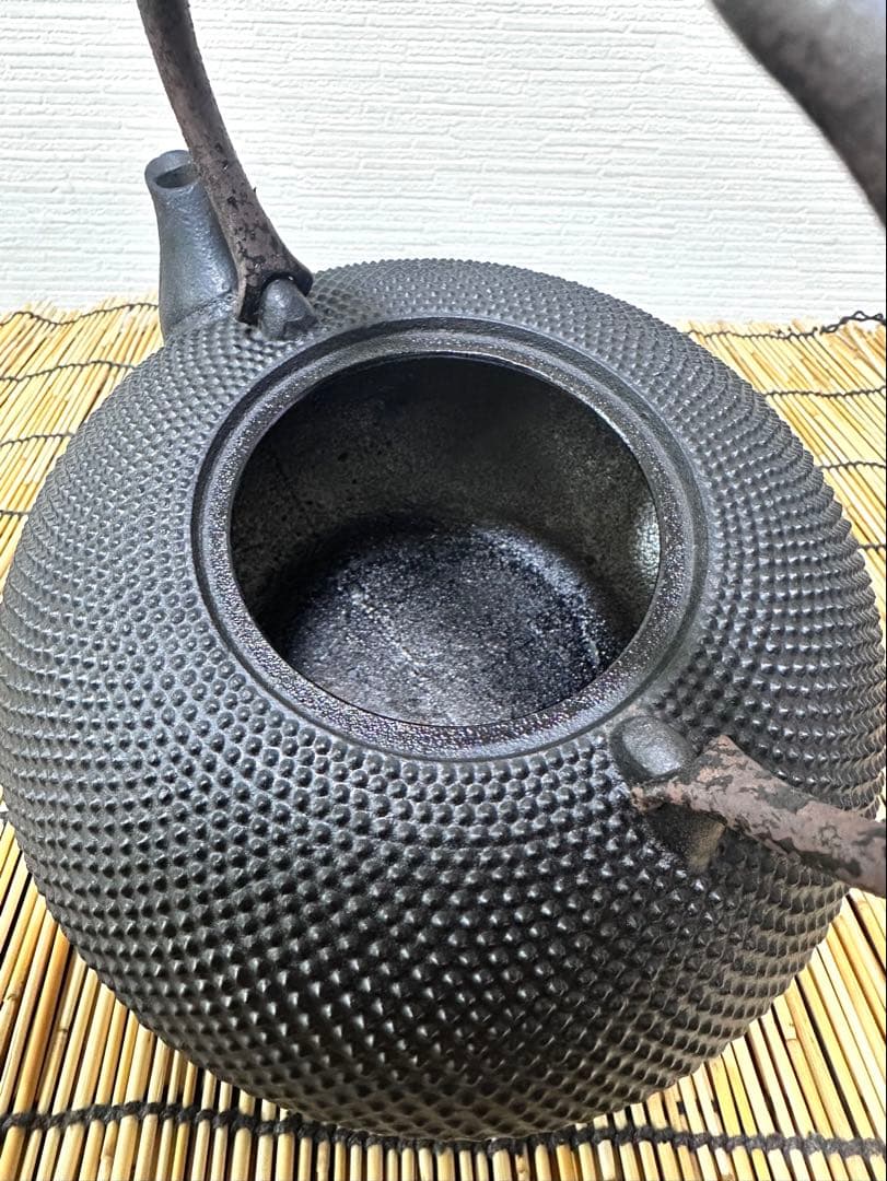 ほぼ未使用品　南部名工金秀 及春鋳造捻鉉算盤形アラレ南部鉄瓶　南部鉄器　鉄瓶